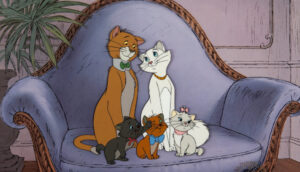 Los Aristogatos', dirigida por Wolfgang Reitherman en 1970, nos sumerge en una pandilla de gatos de todas las razas y tamaños, acompañada de una banda sonora inolvidable.